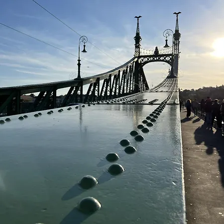 The White Star * Budapeste